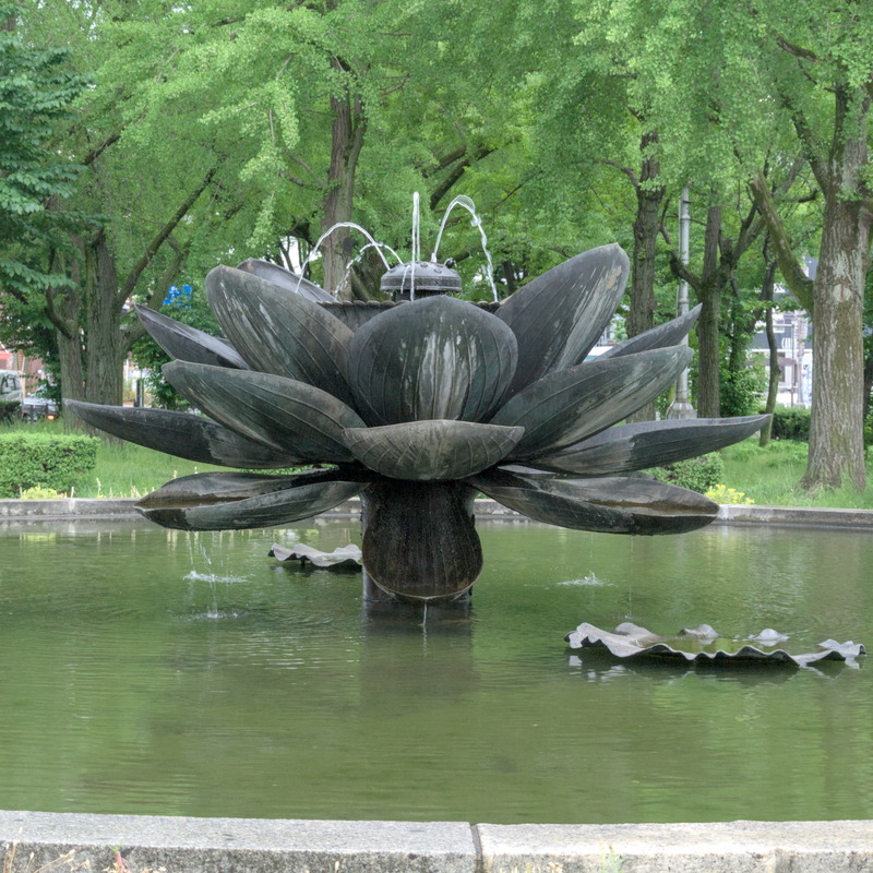 Proche du jardin, une fontaine-lotus-géant.